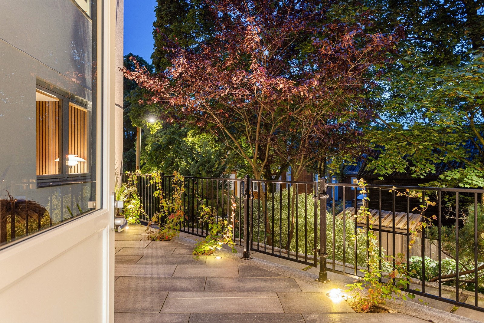 Fra kjøkkenet har boligen adkomst til en fantastisk markterrasse hvor sene sommerkvelder kan nytes Galleribilde