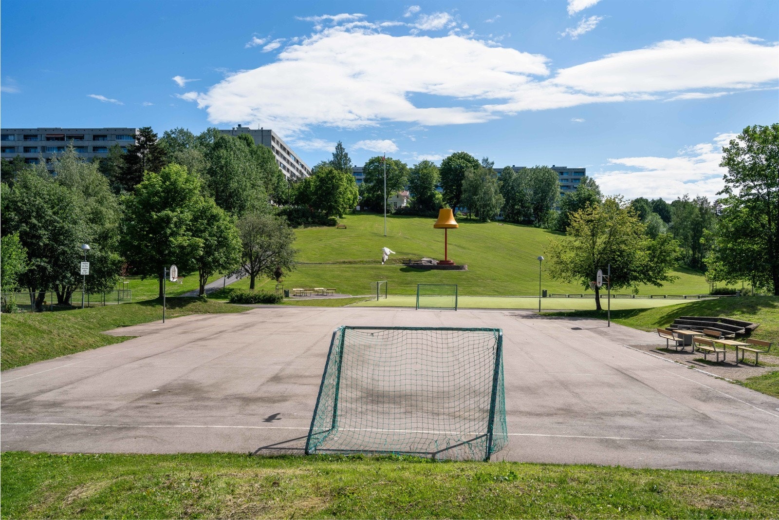 Flotte parkområder og ballbaner i borettslagets nærområdet. Veiene rundt består av gang- og sykkelvei. Galleribilde