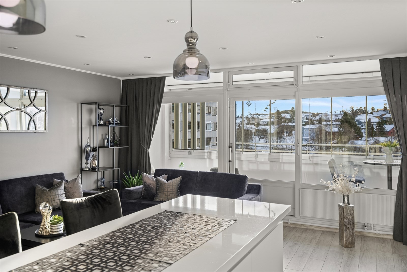Stuen har god plass til å innrede med en deilig sofagruppe, samt en hyggelig spisegruppe. Galleribilde