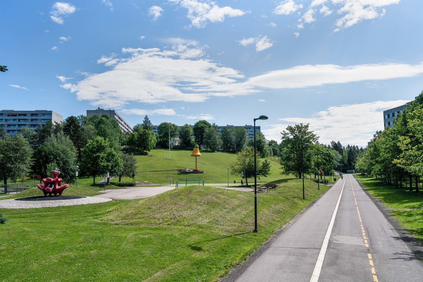 Fra leiligheten har du kort gangavstand til både offentlig transport og dagligvare som ligger like ved borettslaget. Galleribilde