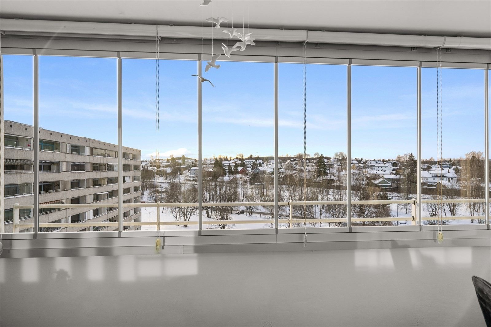 Balkongen er innglasset som tillater deg å nyte området selv på regntunge dager, samt at du kan stenge utestøy. En deilig forlengelse av stuen. Galleribilde