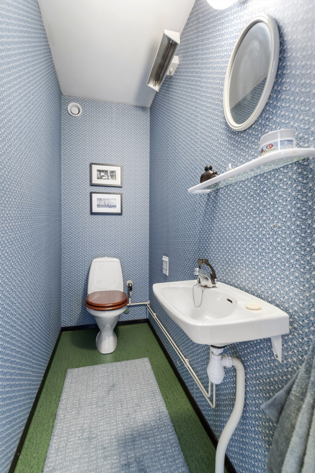 Separat WC med servant og vinyl gulv. Galleribilde