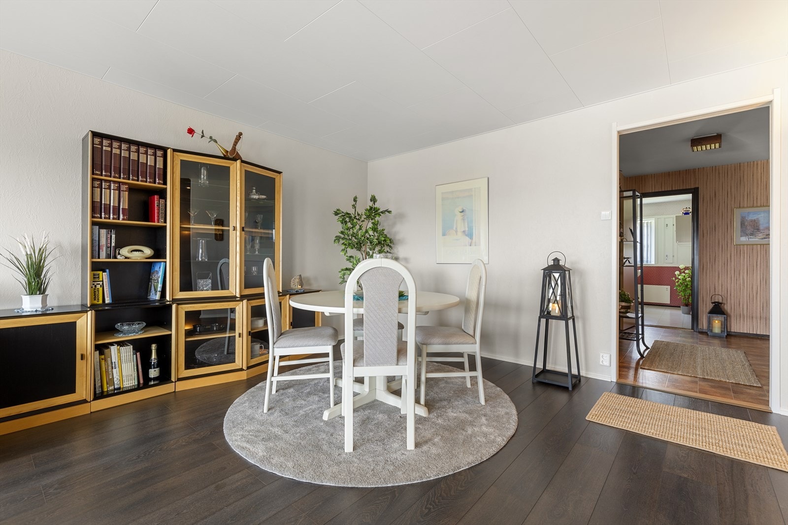 God plass til spisegruppe i stuen. Galleribilde