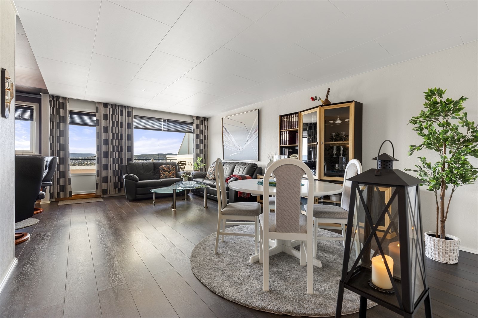 I stuen er det et lekkert gulv av laminat. Utgang til terrassen fra stuen. Galleribilde