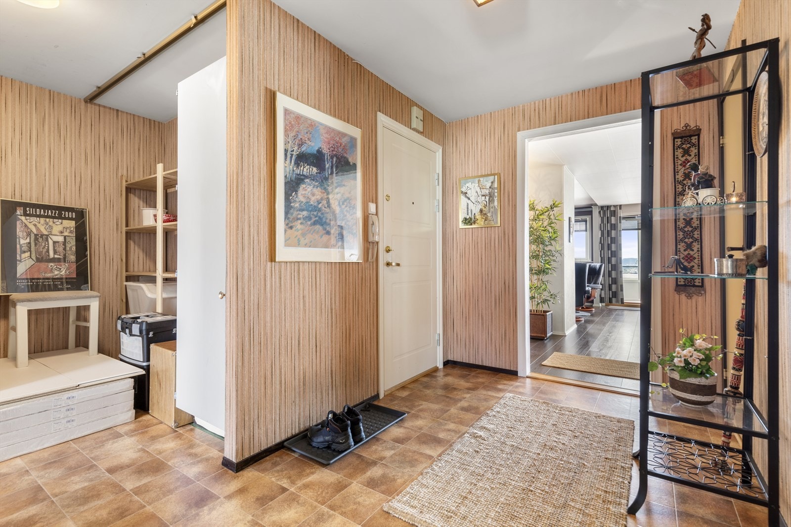 Stor entre, med egen bod-avdeling. Her kan det etableres walk-in garderobe. Galleribilde