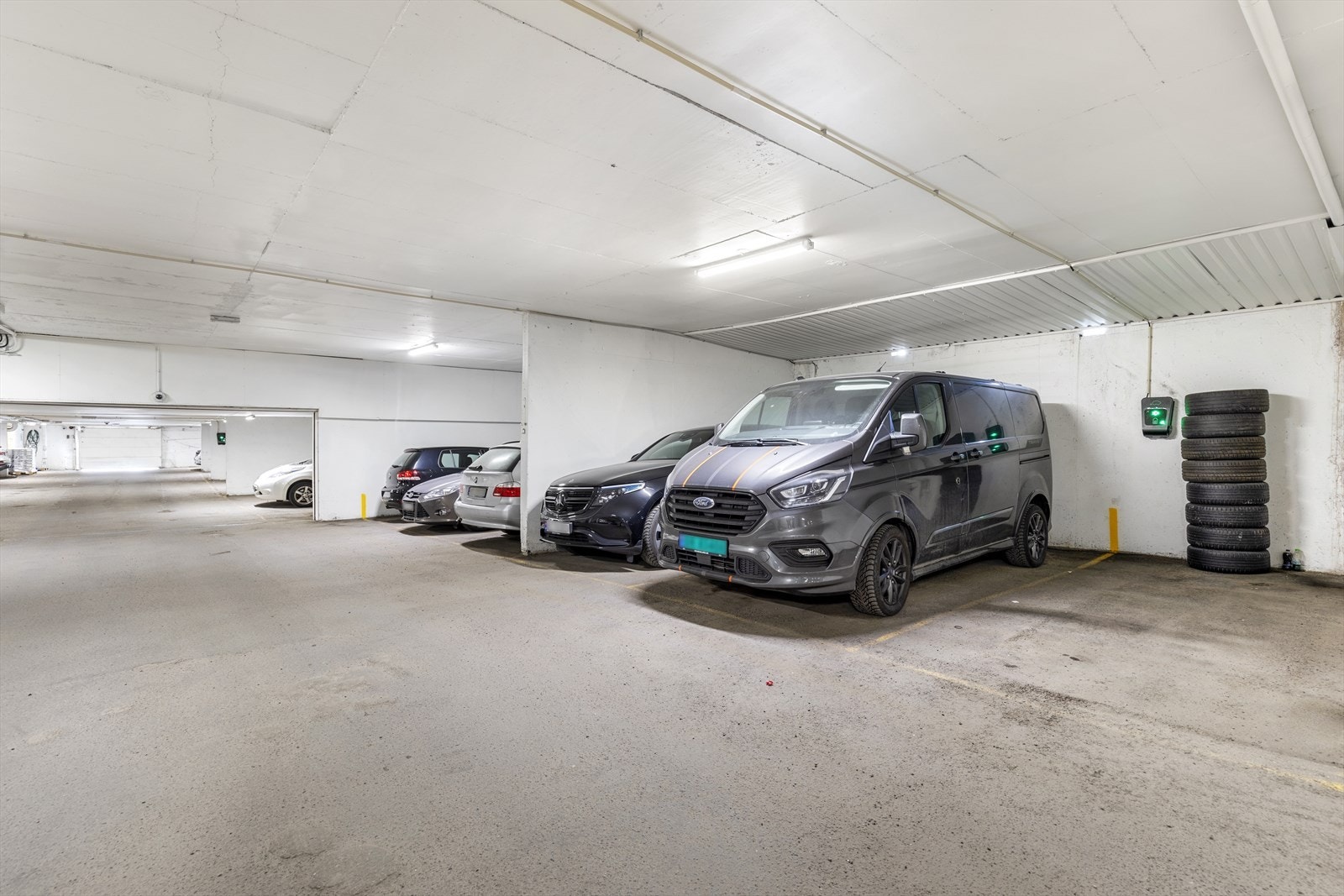 Leiligheten disponerer p-plass, i blokkens felles garasje. Galleribilde