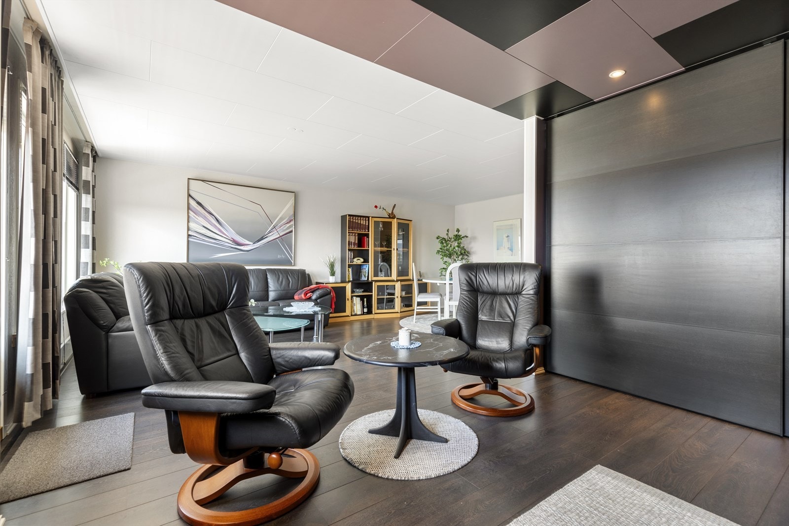 Stor og romslig stue som naturlig deles inn i ulike soner. Galleribilde