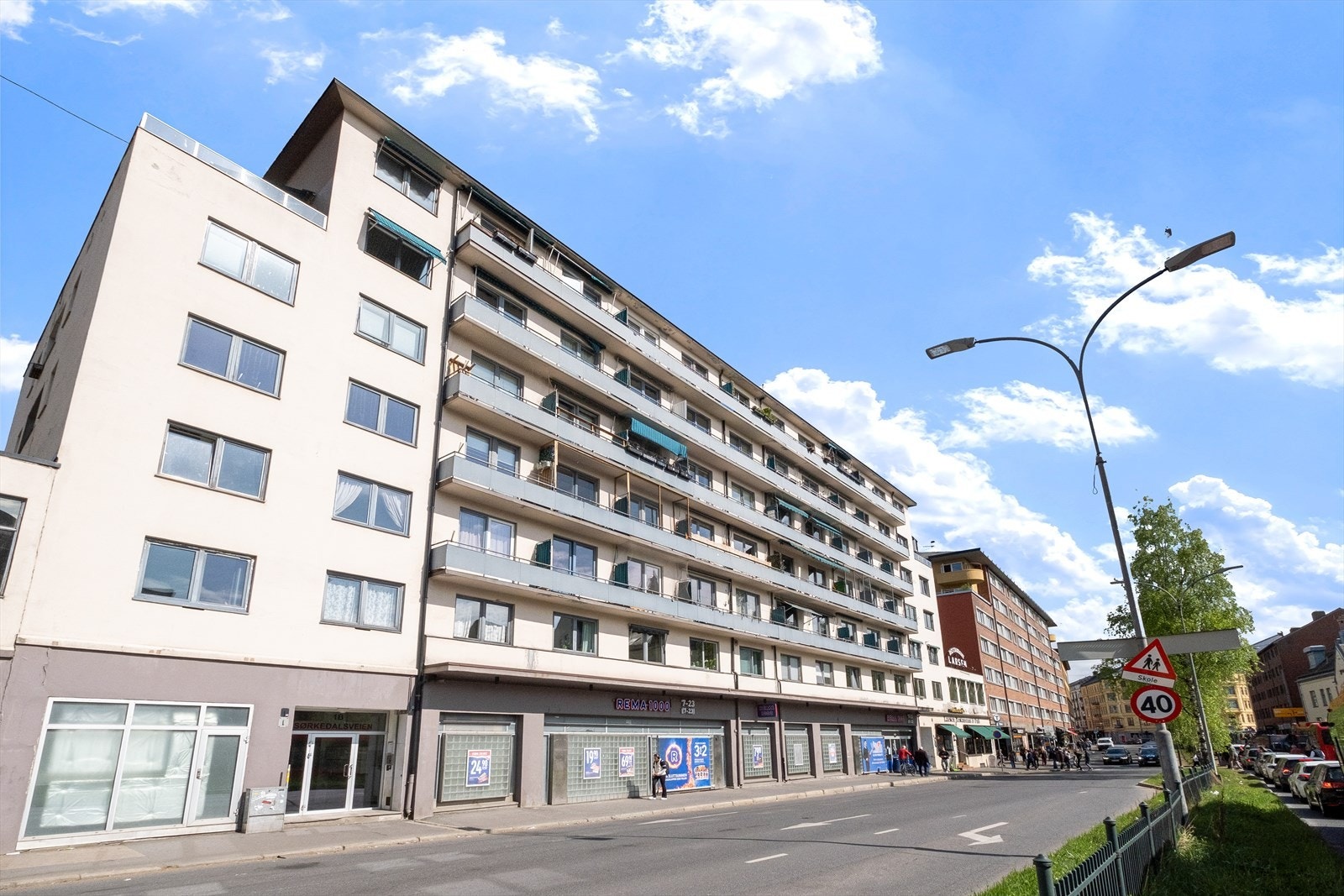 Fasade. Rema 1000 ligger i første etasje av bygget. Galleribilde