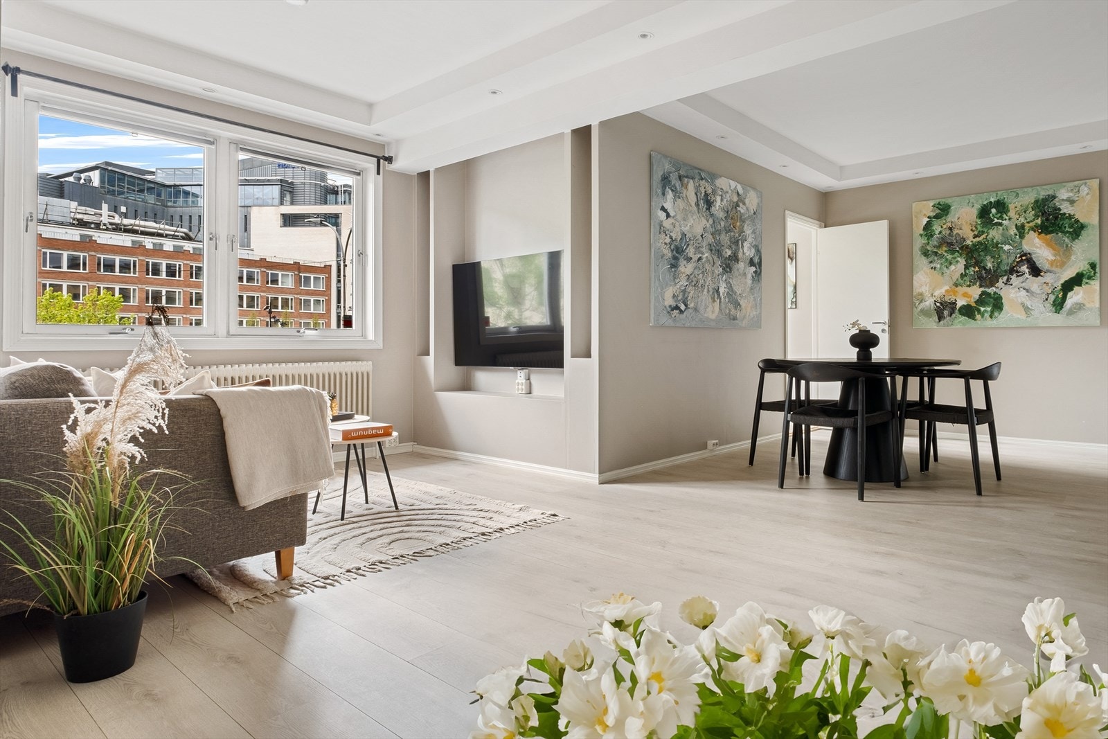 Nordvik v/Moestue har gleden av å presentere en lekker og innbydende 3-roms selveierleilighet med sentral og attraktiv beliggenhet på Majorstuen. Galleribilde