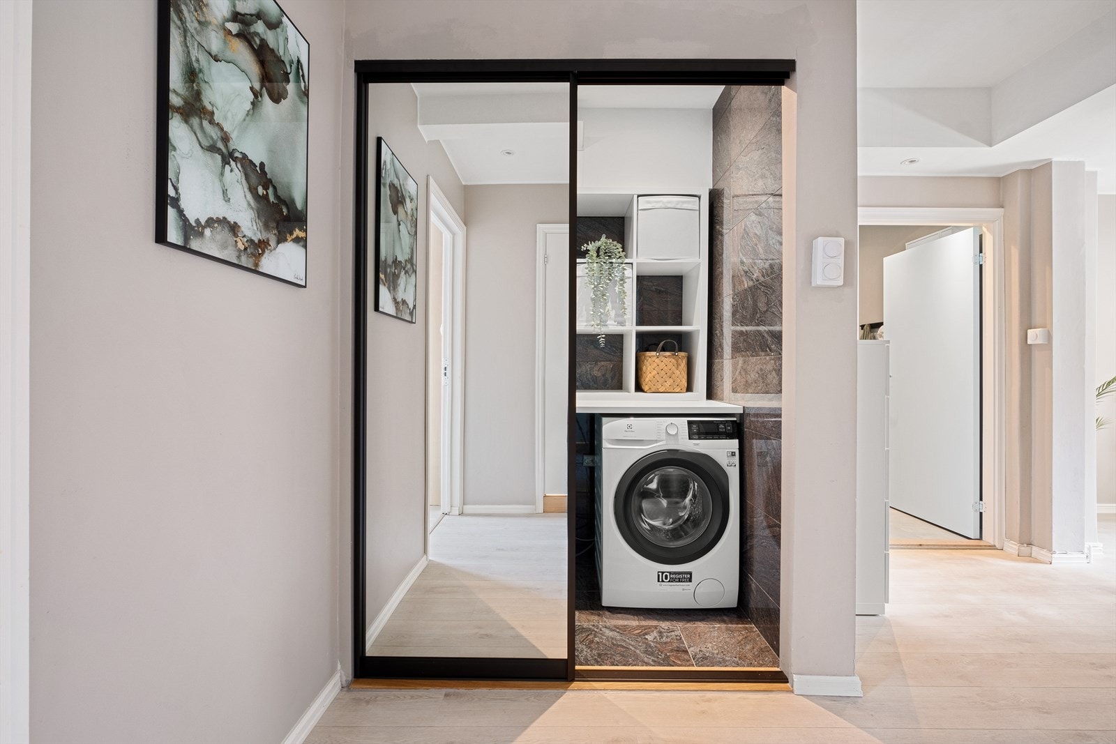 Svært praktisk bod med opplegg for vaskemaskin og tørketrommel, samt benkeplate og hylleløsning. Galleribilde