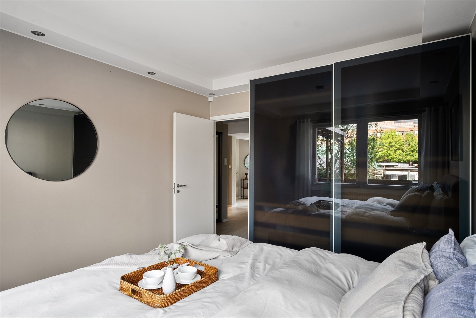 Godt med oppbevaringsplass i skyvedørsgarderobe. Galleribilde