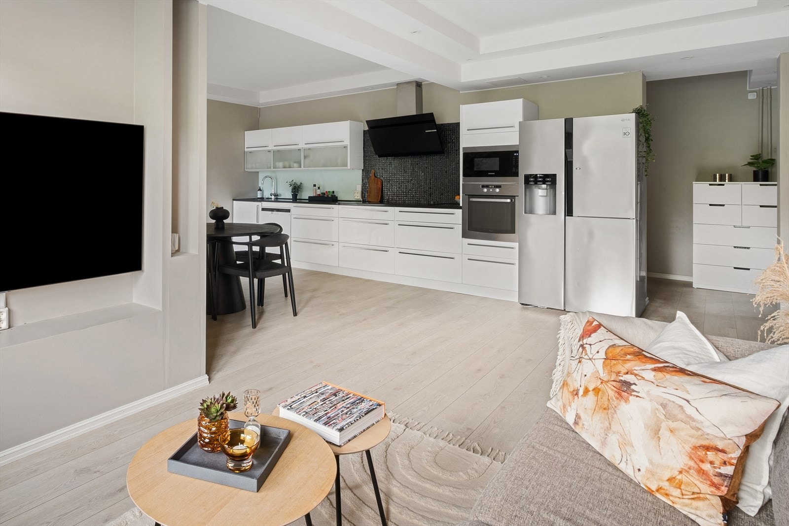 Kjøkkenet ligger i en åpen løsning mot spiseplass og stue, som gjør matlagingen både sosial og hyggelig når man har gjester over. Galleribilde