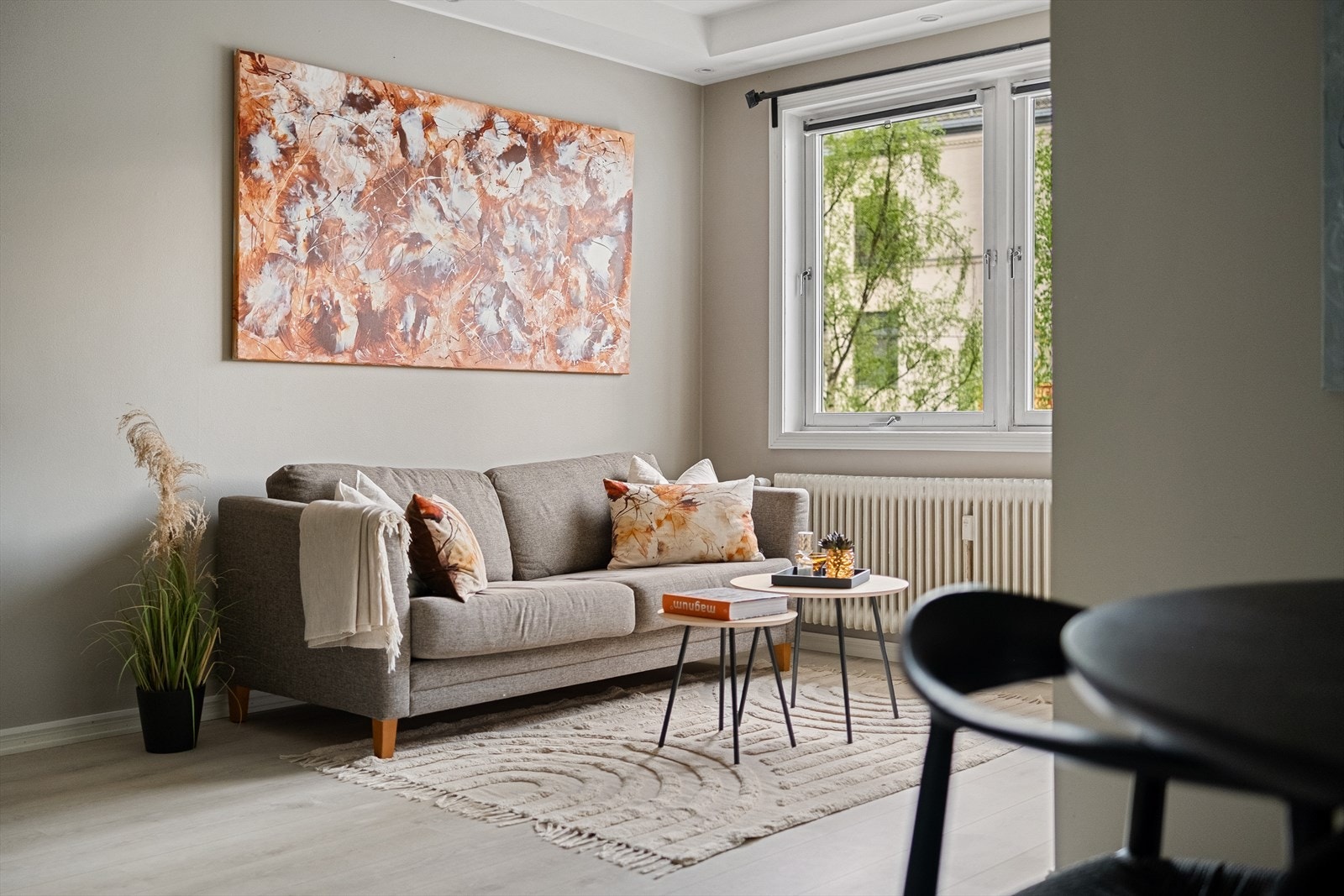 Lys, hyggelig og romslig stue med god plass til sofa. Galleribilde