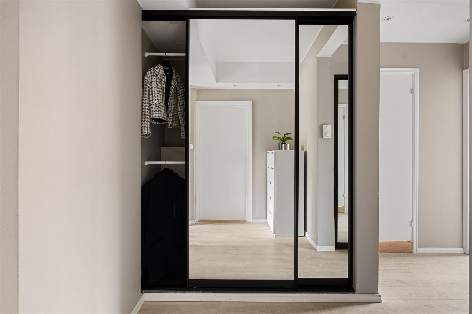 Dypt garderobeskap med rikelig oppbevaringsplass (100 cm dybde). Innredning med gardeobestenger, trådkurver og skoskap. Galleribilde