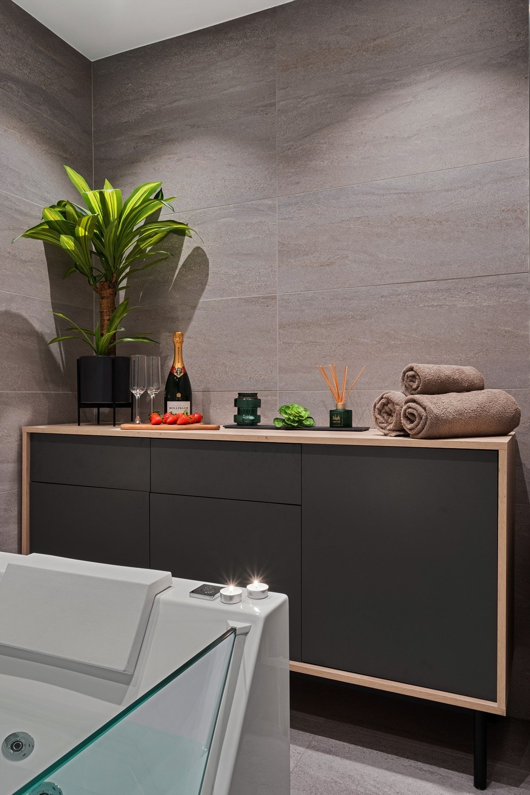 Badet er romslig og har god plass til oppbevaring. Galleribilde