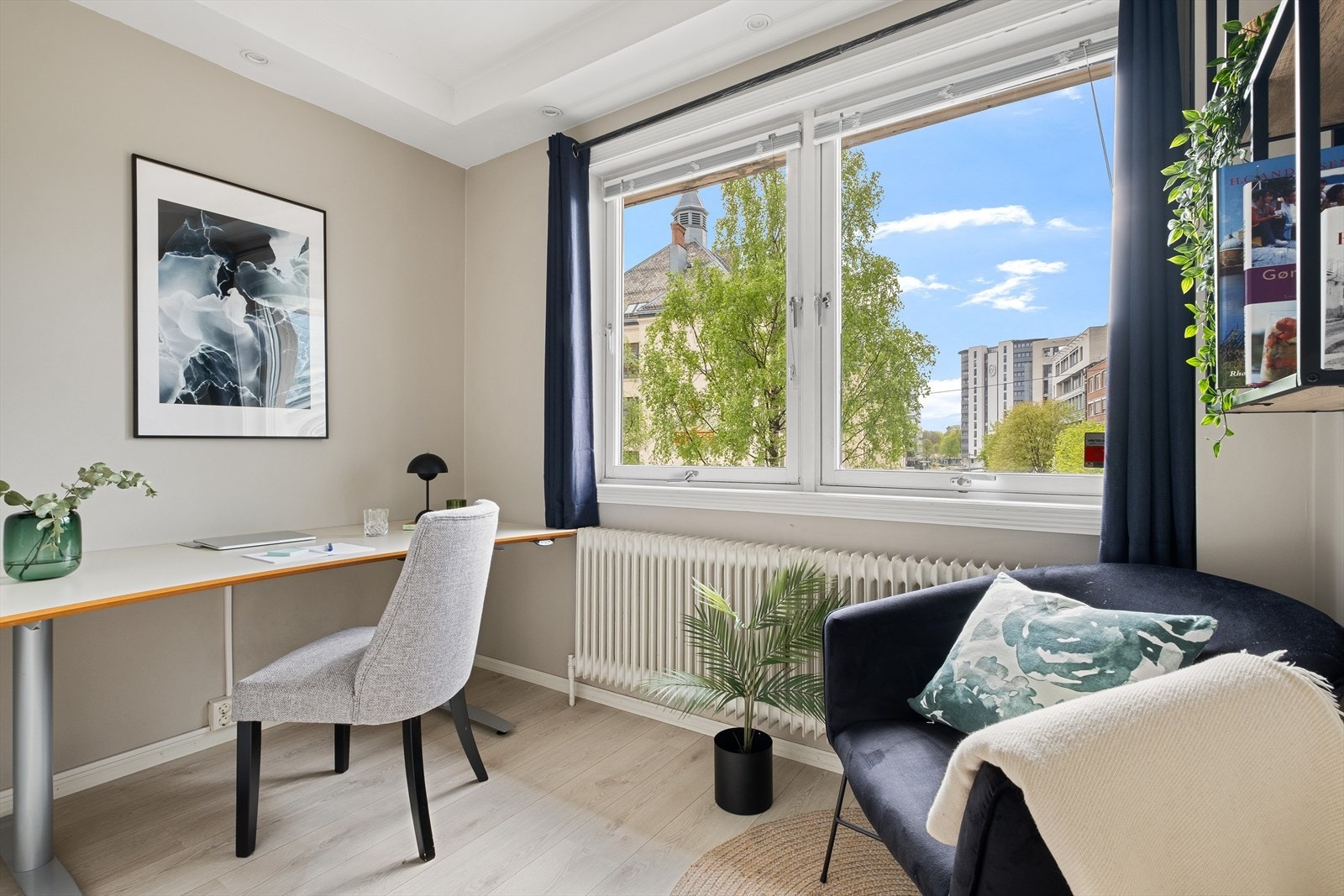 Soverom to er også av god størrelse og har plass til seng og garderobeløsning. Rommet er i dag innredet som kontor. Galleribilde