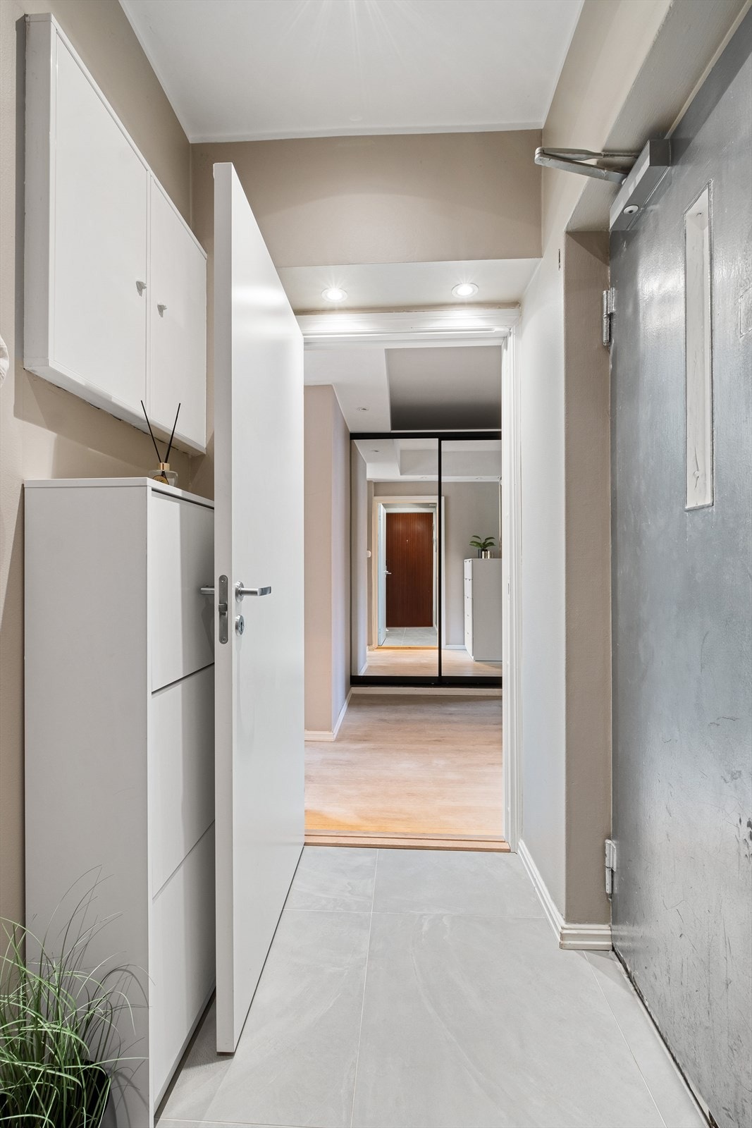 Entréen med plass til sko og yttertøy. Galleribilde