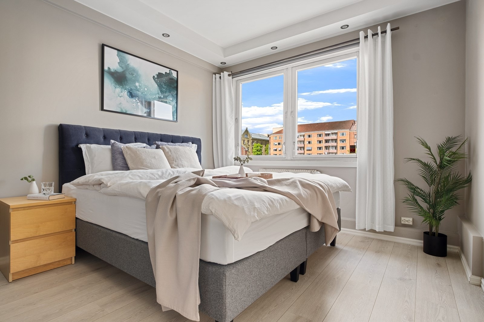 Romslig hovedsoverom med god plass til dobbeltseng med tilhørende nattbord. Galleribilde