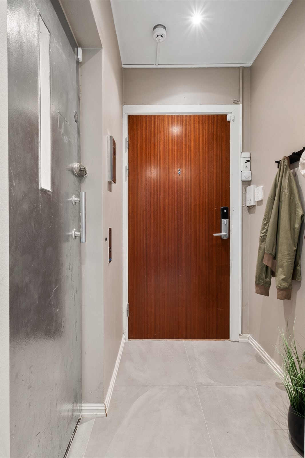 Det er nøkkelfri adkomst til leiligheten. Videre er det heis direkte inn i leiligheten (må bruke nøkkel for å få adkomst fra heisen). Galleribilde