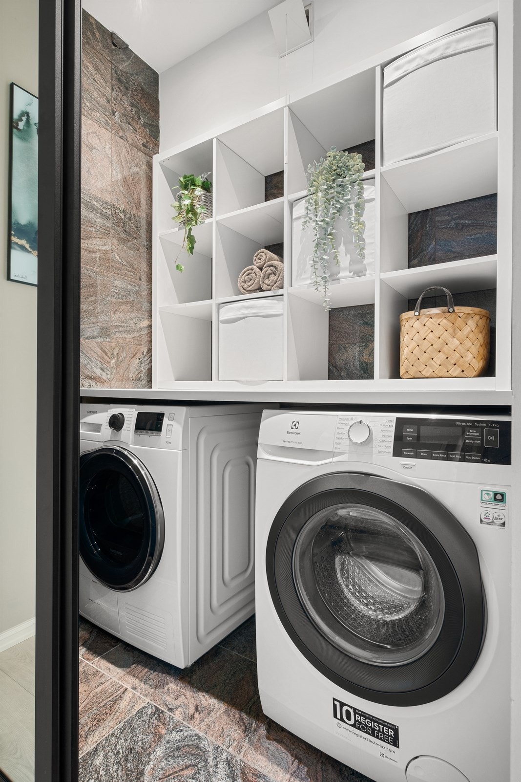 Opplegg for vaskemaskin og tørketrommel. Det ble nylig montert "waterguard" (lekkasjestopper). Galleribilde