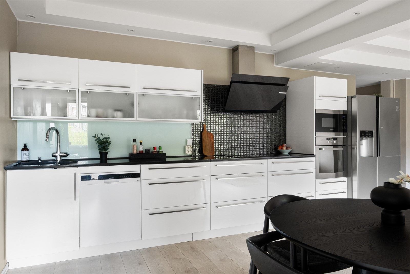 Kvik-kjøkken fra 2008. Kjøkkeninnredning med glatte fronter. Benkeplate av stein med nedfelt vask- og skyllekum. Integrert induksjonstopp, mikro og stekeovn. Avtrekk over kokeplass. Galleribilde