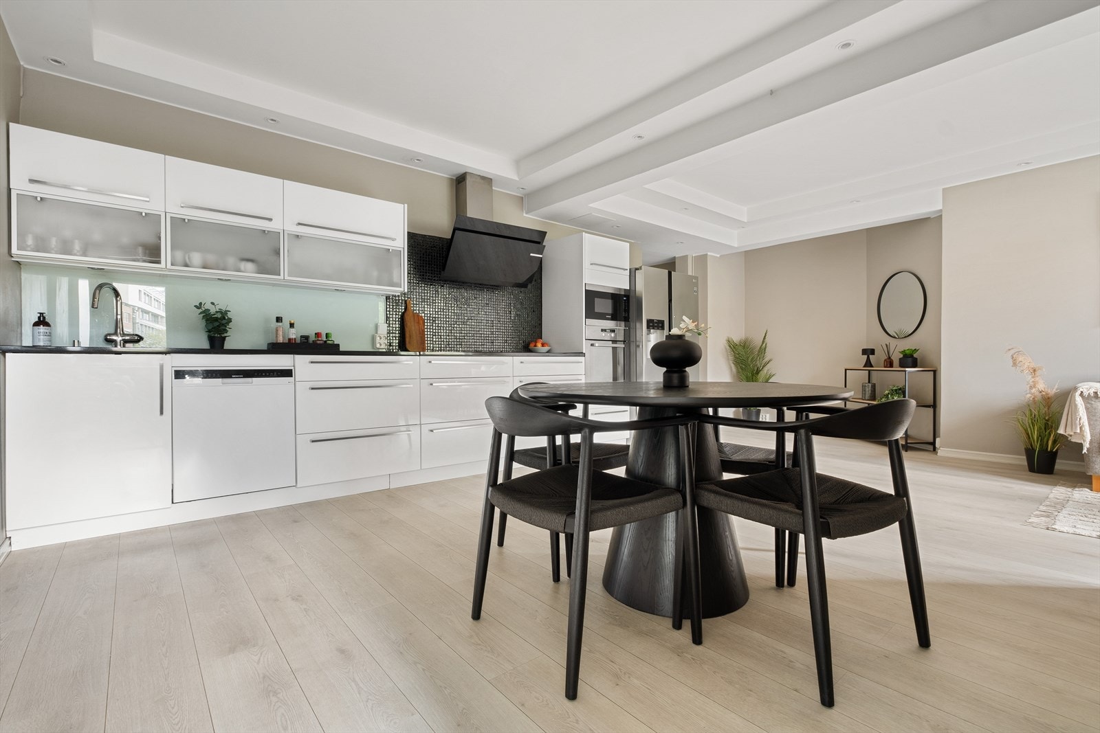 Lavt strømforbruk - 4 079 kWh i 2023. A-konto varmtvann, fyring og internett er inkludert i felleskostnadene. Galleribilde