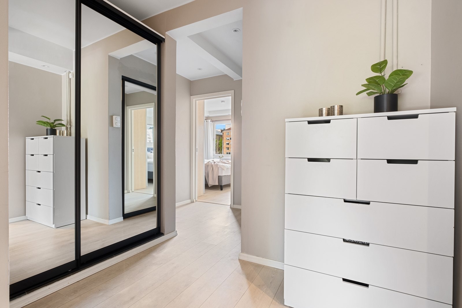 Lys og innbydende gang. Her er det to store og skreddersydde skyvedørsgarderober. Galleribilde