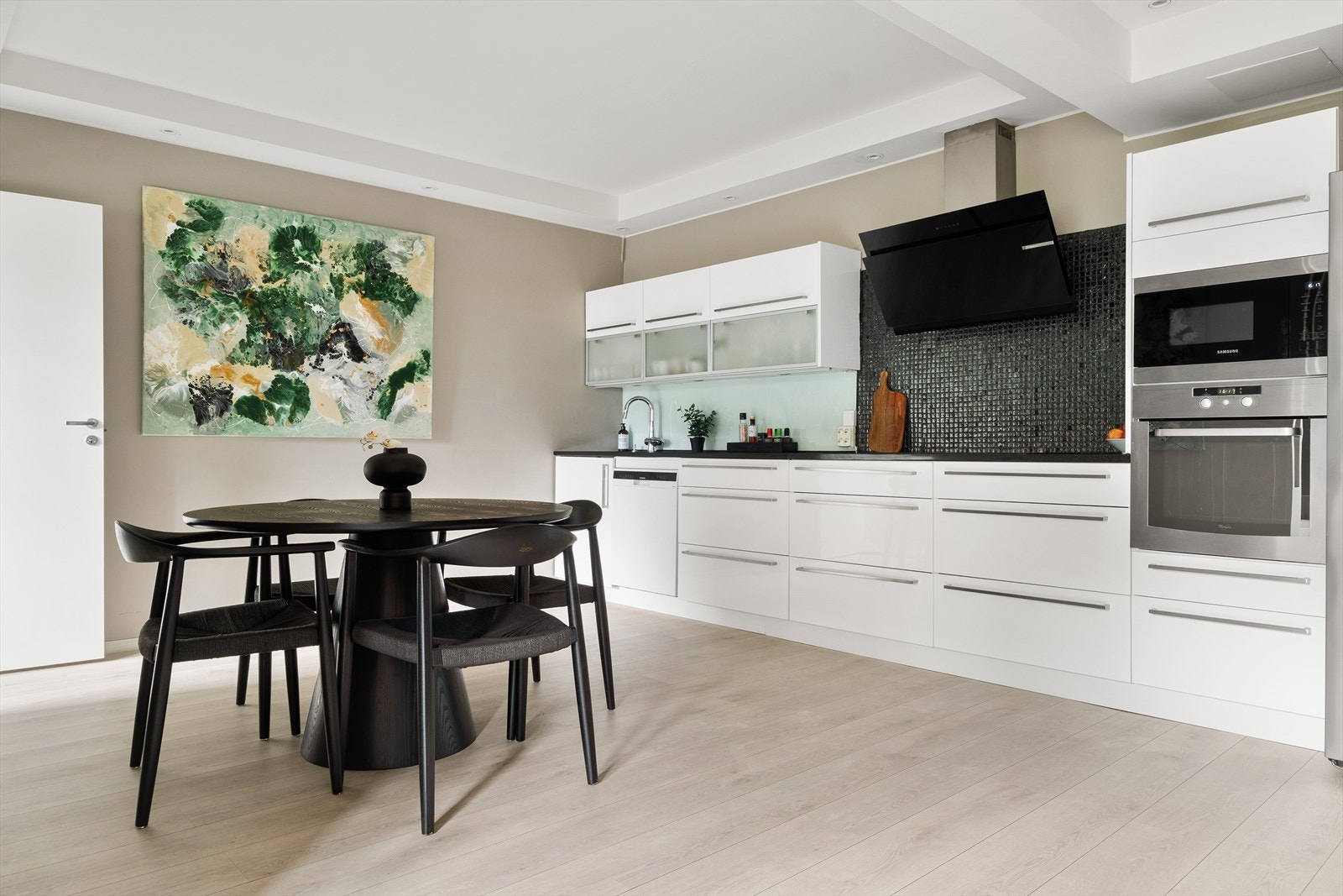 Her er det god plass til å innrede kjøkken og stue slik du vil, med god plass til spisegruppe. Galleribilde