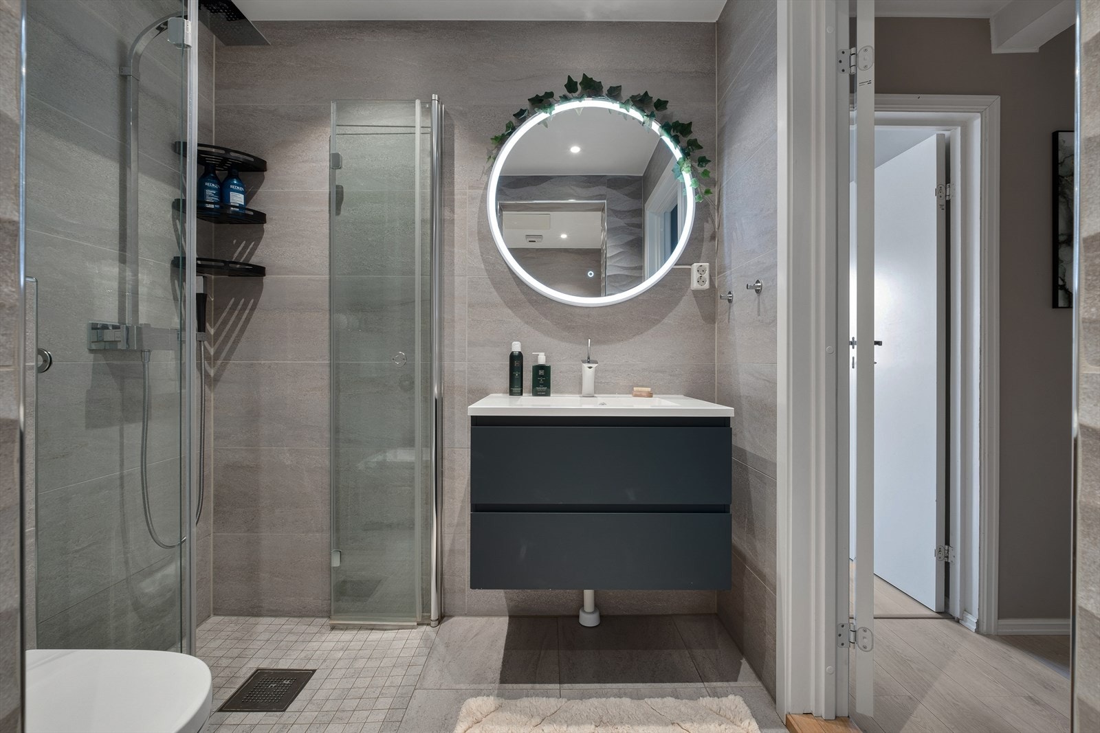 Lekkert designbad fra 2018 med varme i gulvet, downlights i himling og rundt lysspeil. Galleribilde