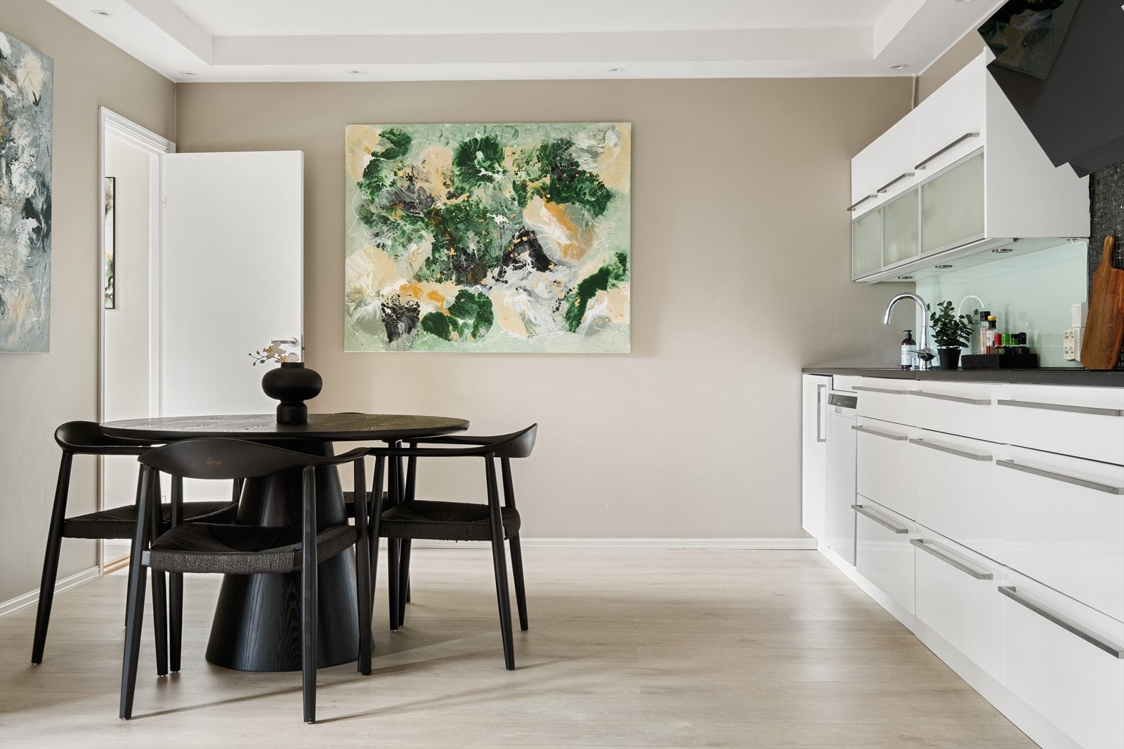 Leiligheten holder gjennomgående god standard. Galleribilde