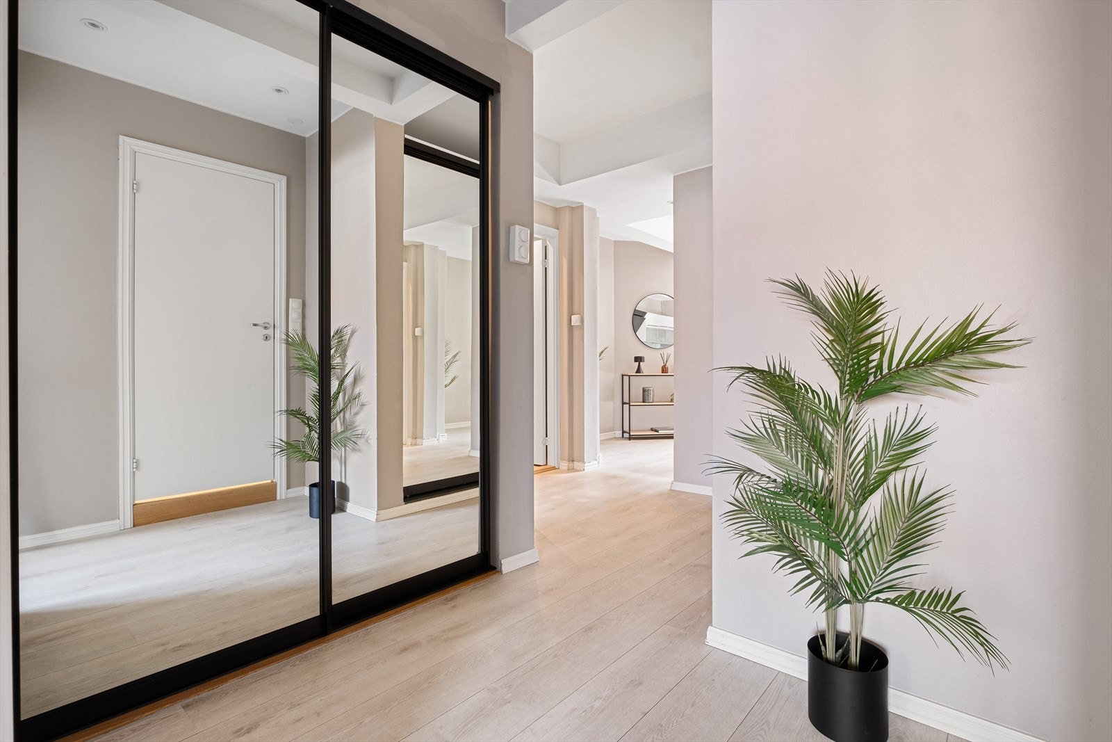 Leiligheten er malt i delikate og tidsriktige farger. Galleribilde