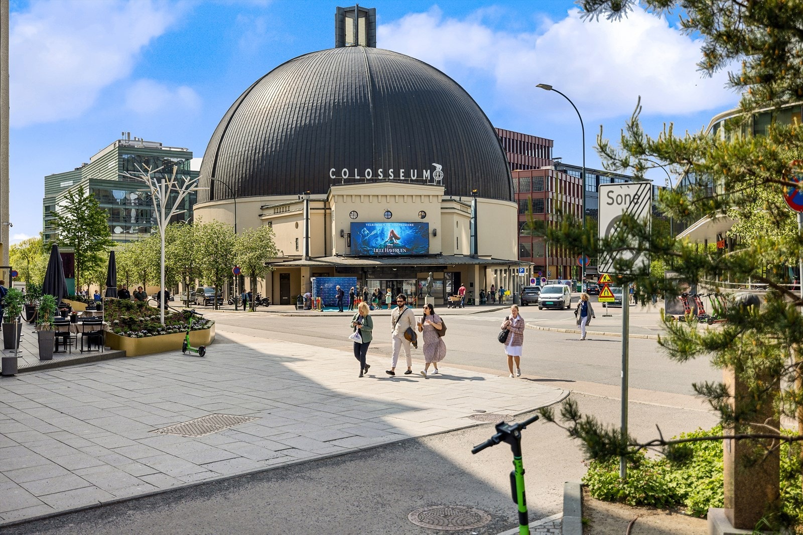 Kun noen skritt unna har du et flust av butikker, serveringssteder og treningssenter, blant annet Rema 1000, Jacobs, Meny, SATS Colosseum, gode spisesteder og Bogstadveien. Galleribilde