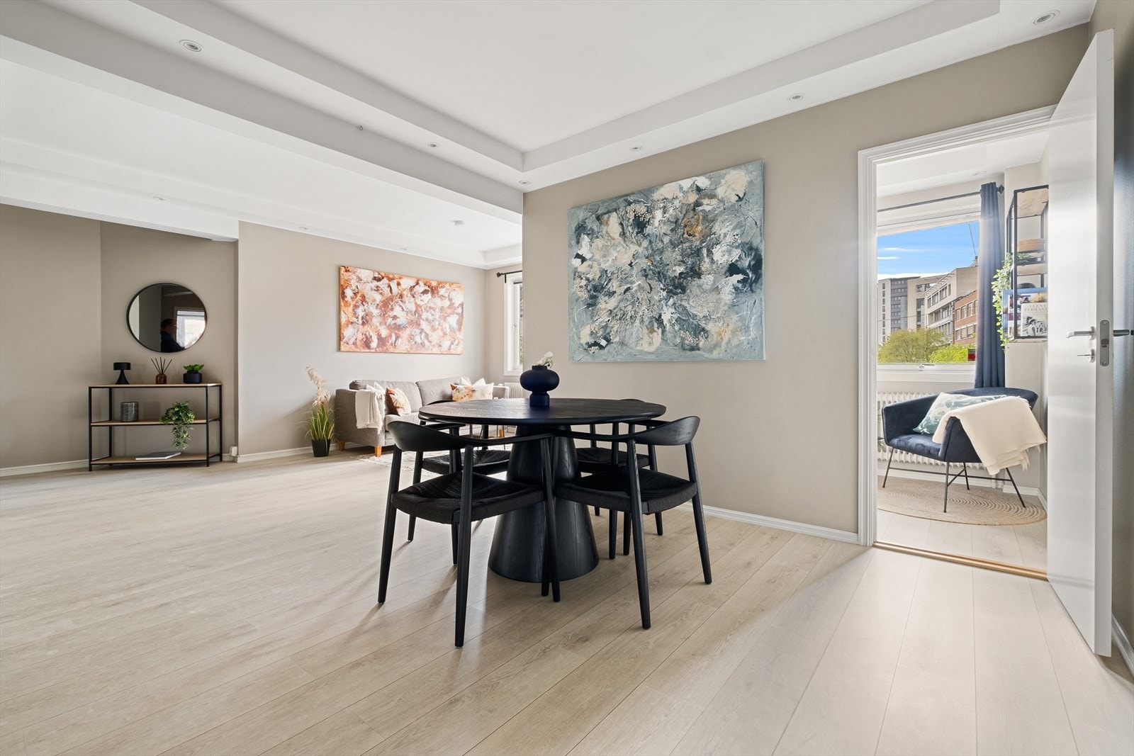 Leiligheten går over en hel etasje og har god planløsning. Flott 1-stavs laminatgulv fra 2018. Galleribilde