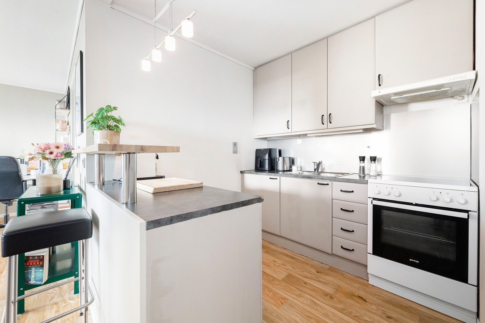 Kjøkkenet er pent, praktisk, og har god arbeidsplass. Galleribilde