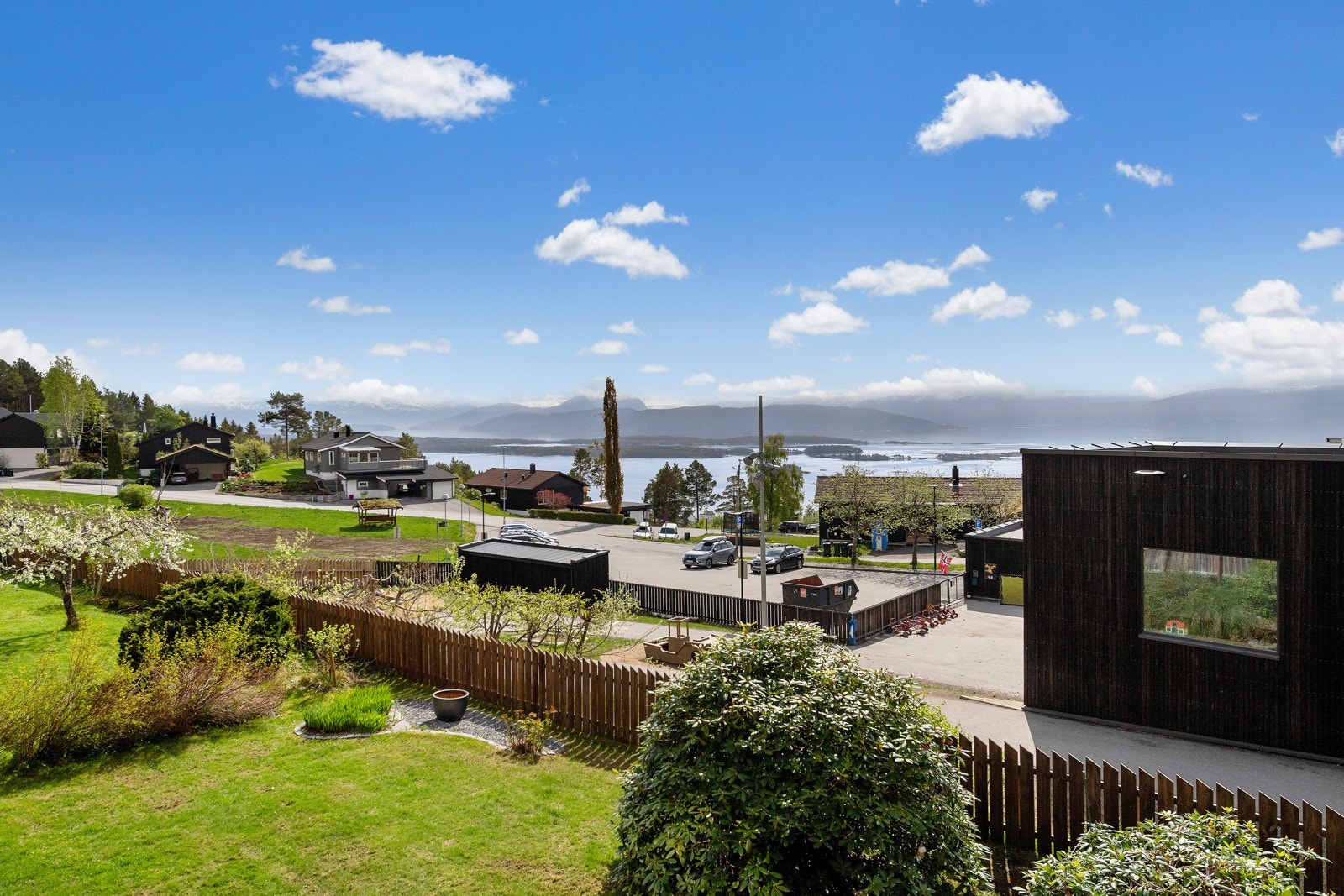 Fin utsikt utover fjord og fjell! Galleribilde