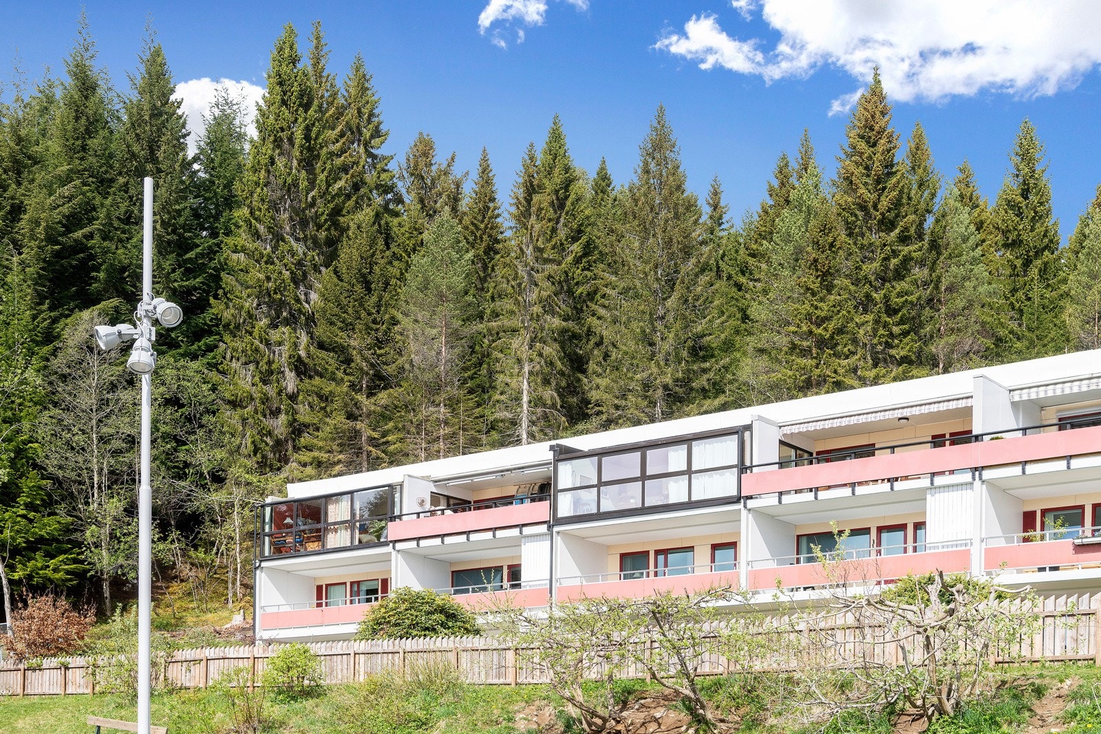 Hatlelia Borettslag ligger i grensa til Moldemarka, med utallige turmuligheter. Galleribilde