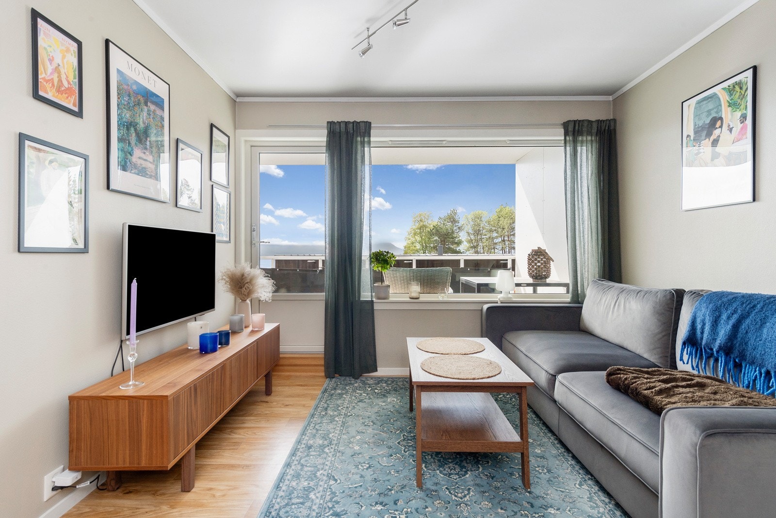 Stuen har sydvendte vindu som gir godt lysinnslipp. Galleribilde