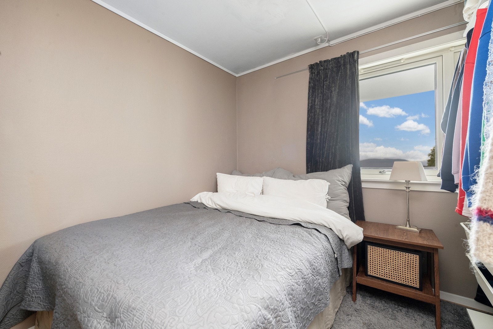 Sovealkove med godt vindu. Galleribilde