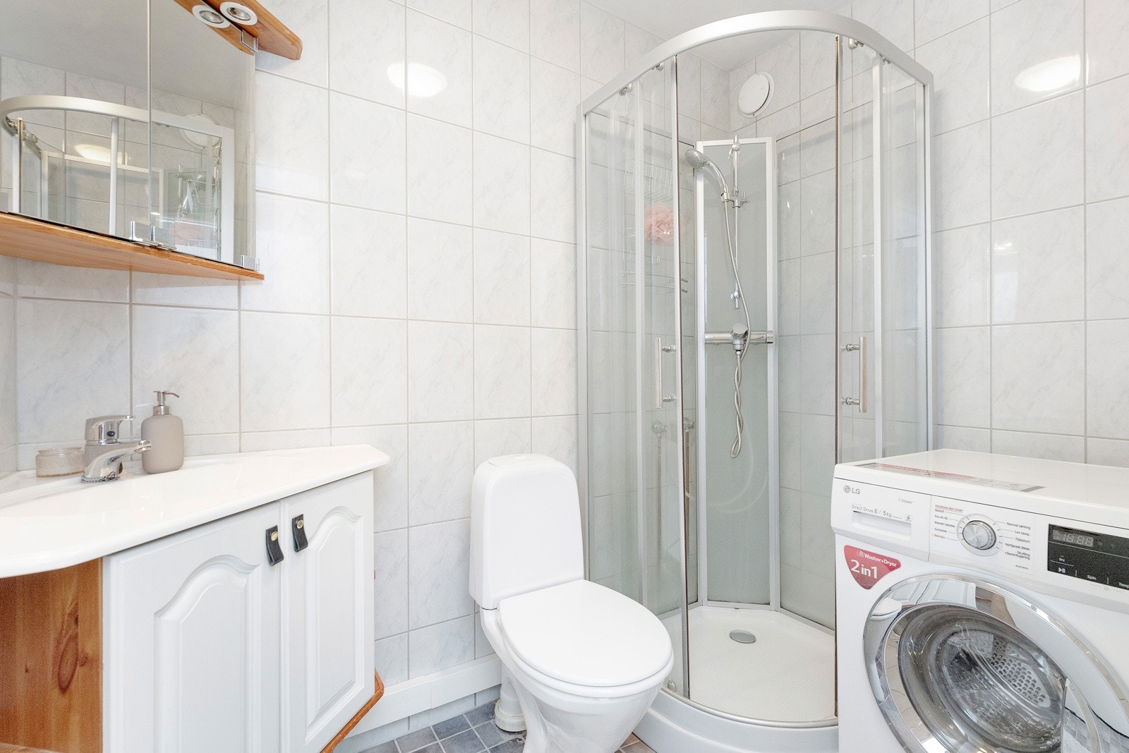 Badet har dusjkabinett, og dagens eier har brukt dette i deres eiertid. Galleribilde