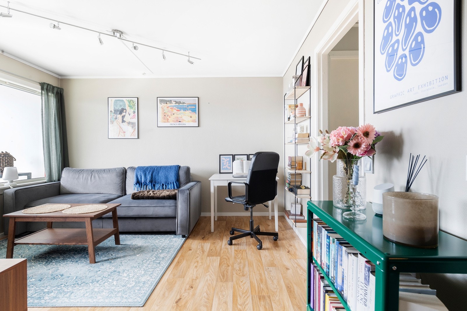 Stuen er lys og pen, med god plass til sofaen. Galleribilde