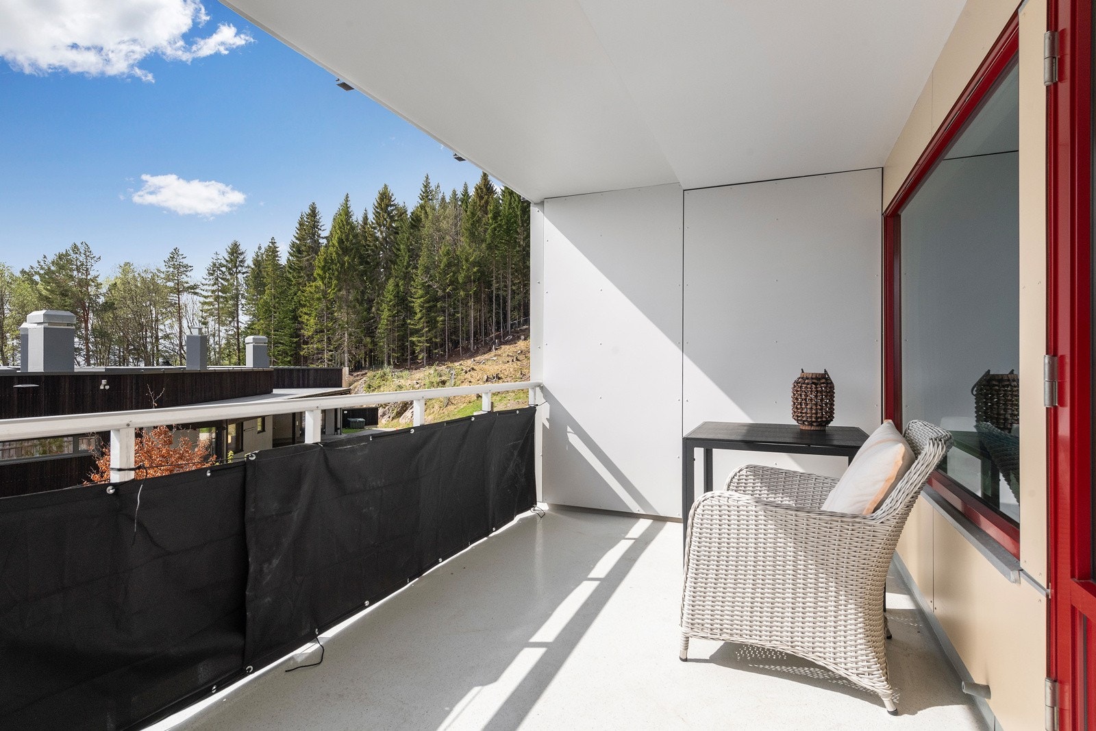 Romslig, overbygd veranda. Galleribilde