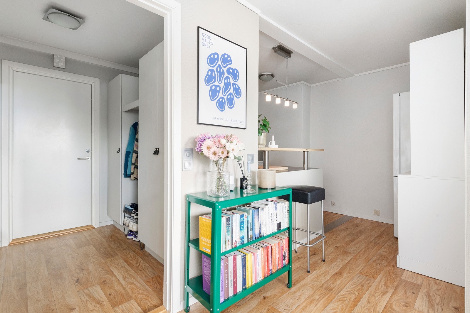 Fra stue mot inngangsparti og kjøkken. Galleribilde