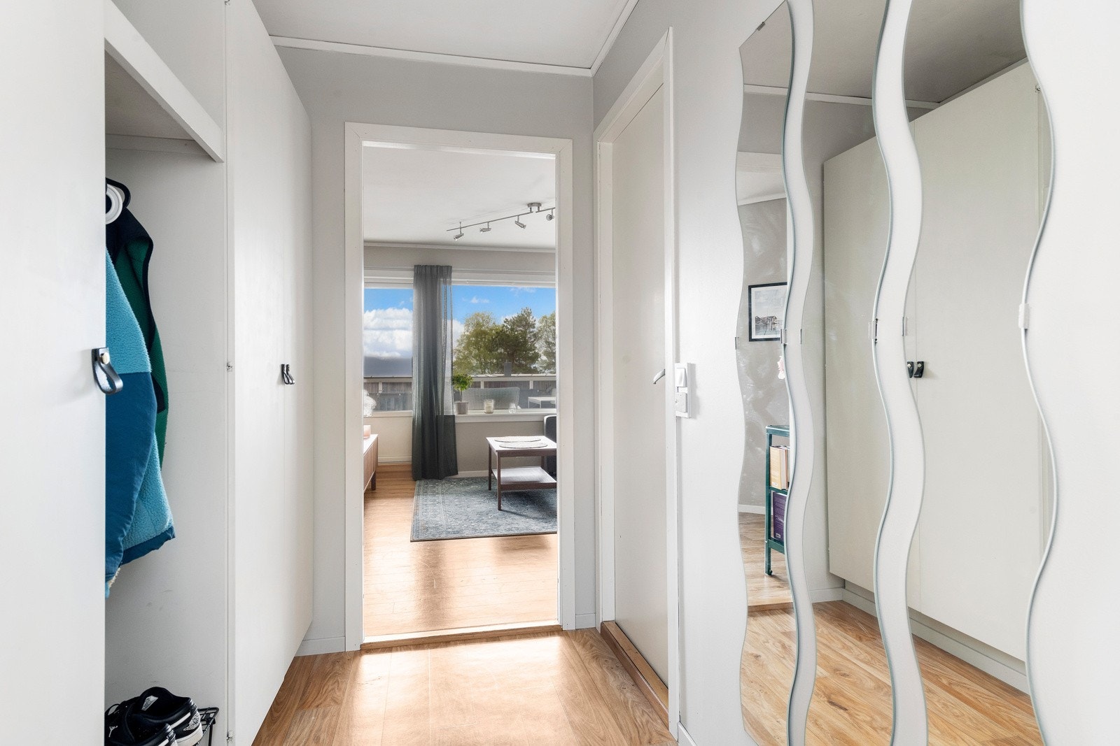 Lys og pen entré med garderobeplass. Galleribilde