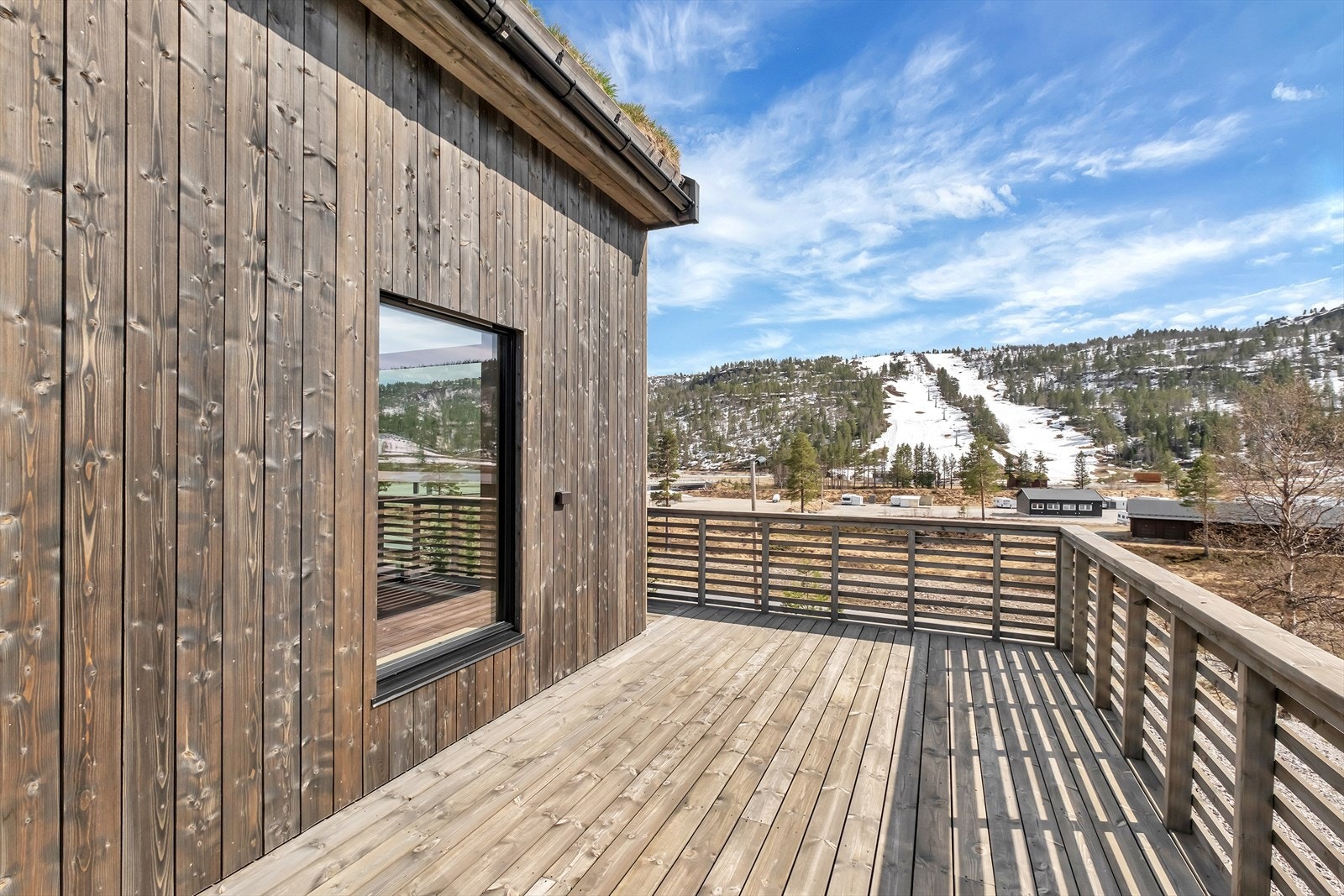 Stor veranda med sol og vakker utsikt mot alpinanlegget Galleribilde