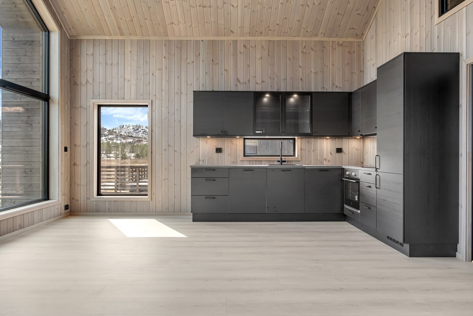 Lekkert kjøkken fra Strai med integrerte hvitevarer. God med skapinnredning og god benkeplass Galleribilde