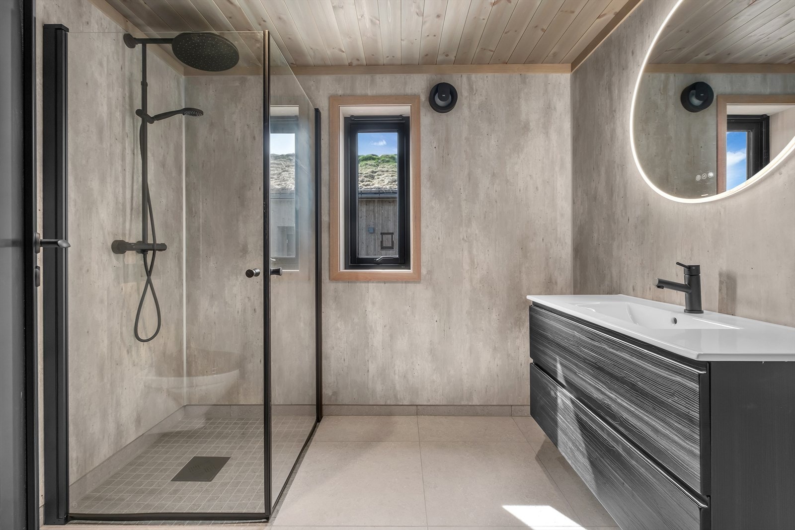 Hytten har to lekre bad. Badet fremstår i delikate farger med varme i gulv. Servant med baderomsinnredning. Dusjvegger. Vegghengt wc. Galleribilde