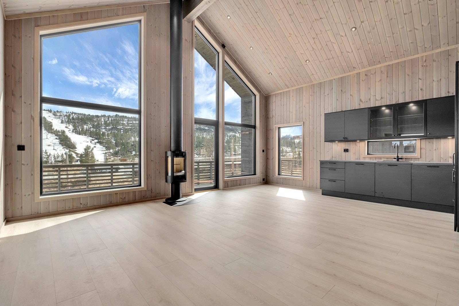 Stuen har åpen himling og en meget god takhøye. Store vindusflater som gir mye lys inn og vakker utsikt Galleribilde