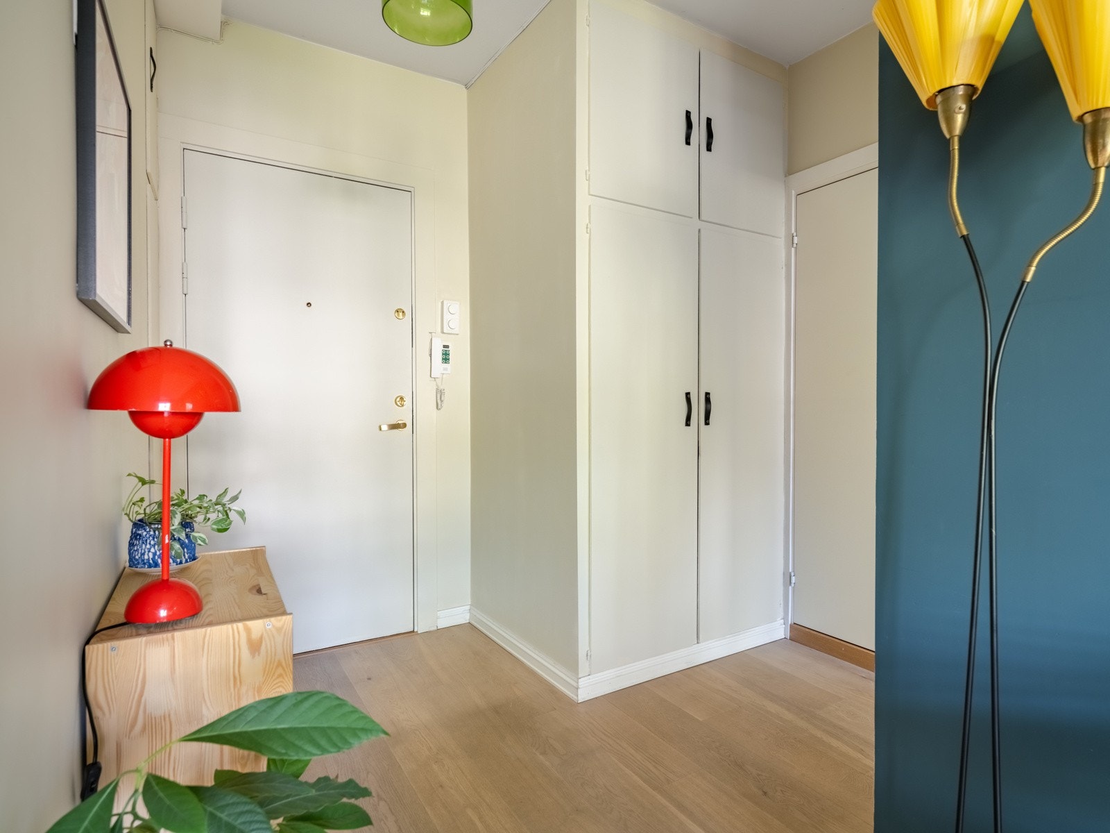 Velkommen inn! Entréen er lys og med god plass til å plassere sko og yttertøy når du kommer hjem. Galleribilde