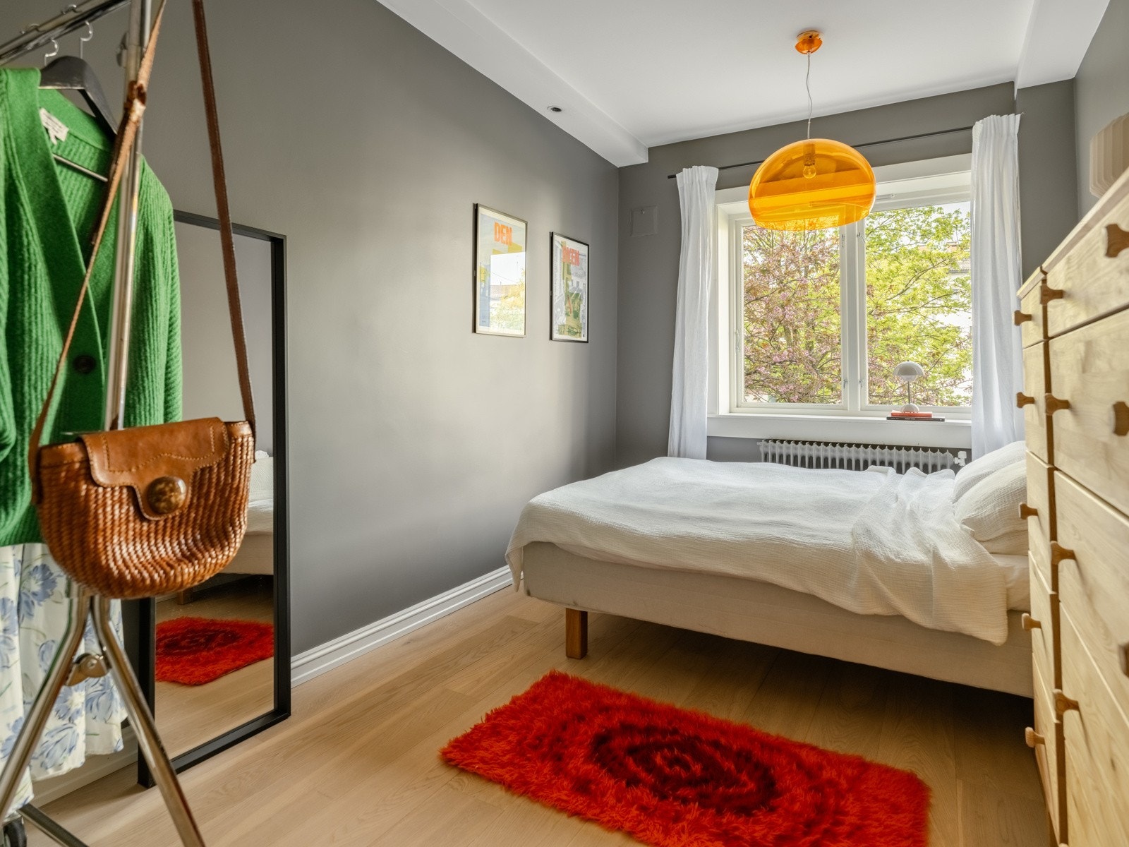 Soverommet er av god størrelse og med en stille og rolig beliggenhet inn mot gårdsrom. Galleribilde