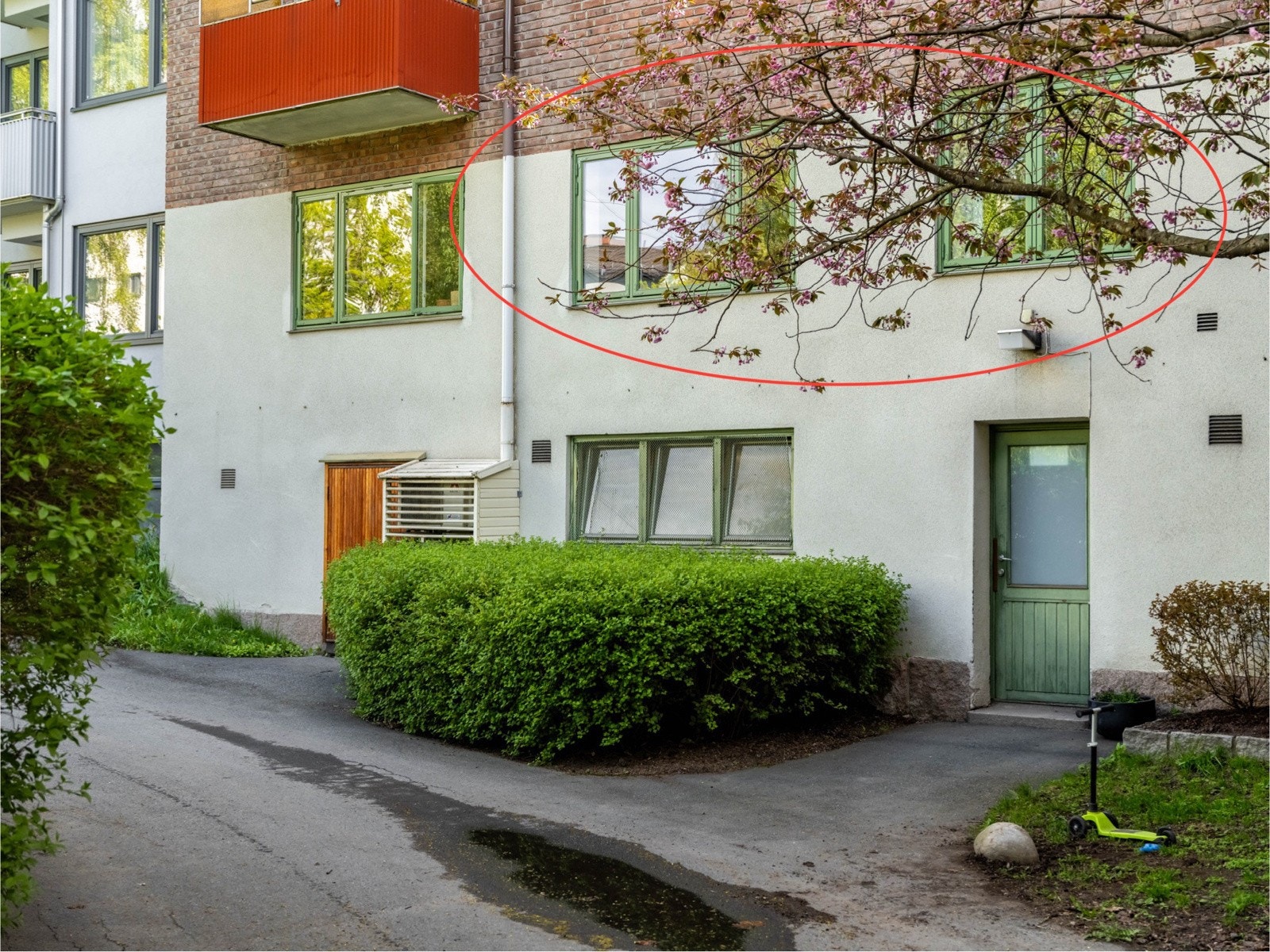 Leiligheten fremstår som en 2. etasje inn mot bakgård. Døren under leiligheten går direkte ut i bakgården, så du har fin og enkel adkomst. Galleribilde